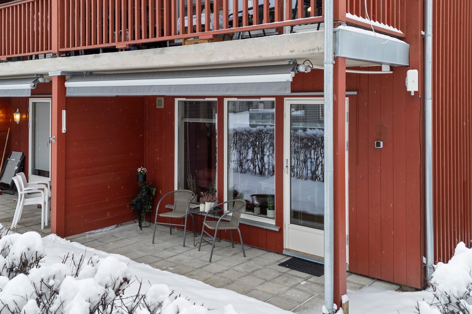 Utgang fra stue til overbygd uteplass med markise. Galleribilde