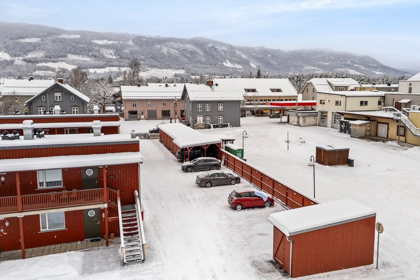 Med boligen følger en oppstillingsplass for bil på borettslagets eiendom. Galleribilde