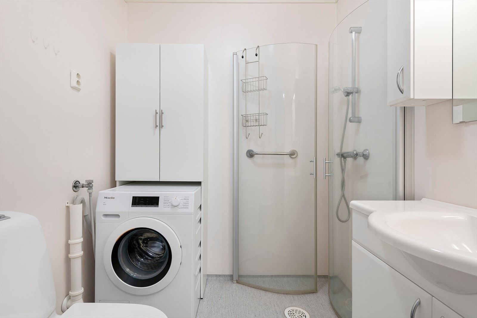 Bad med opplegg for vaskemaskin og innredning. Galleribilde