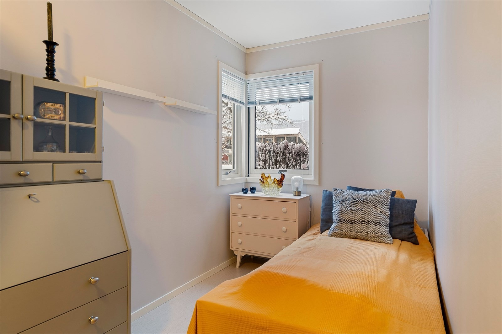 Soverom 2 med garderobeskap - som alternativt kan benyttes som hobbyrom eller kontor. Galleribilde