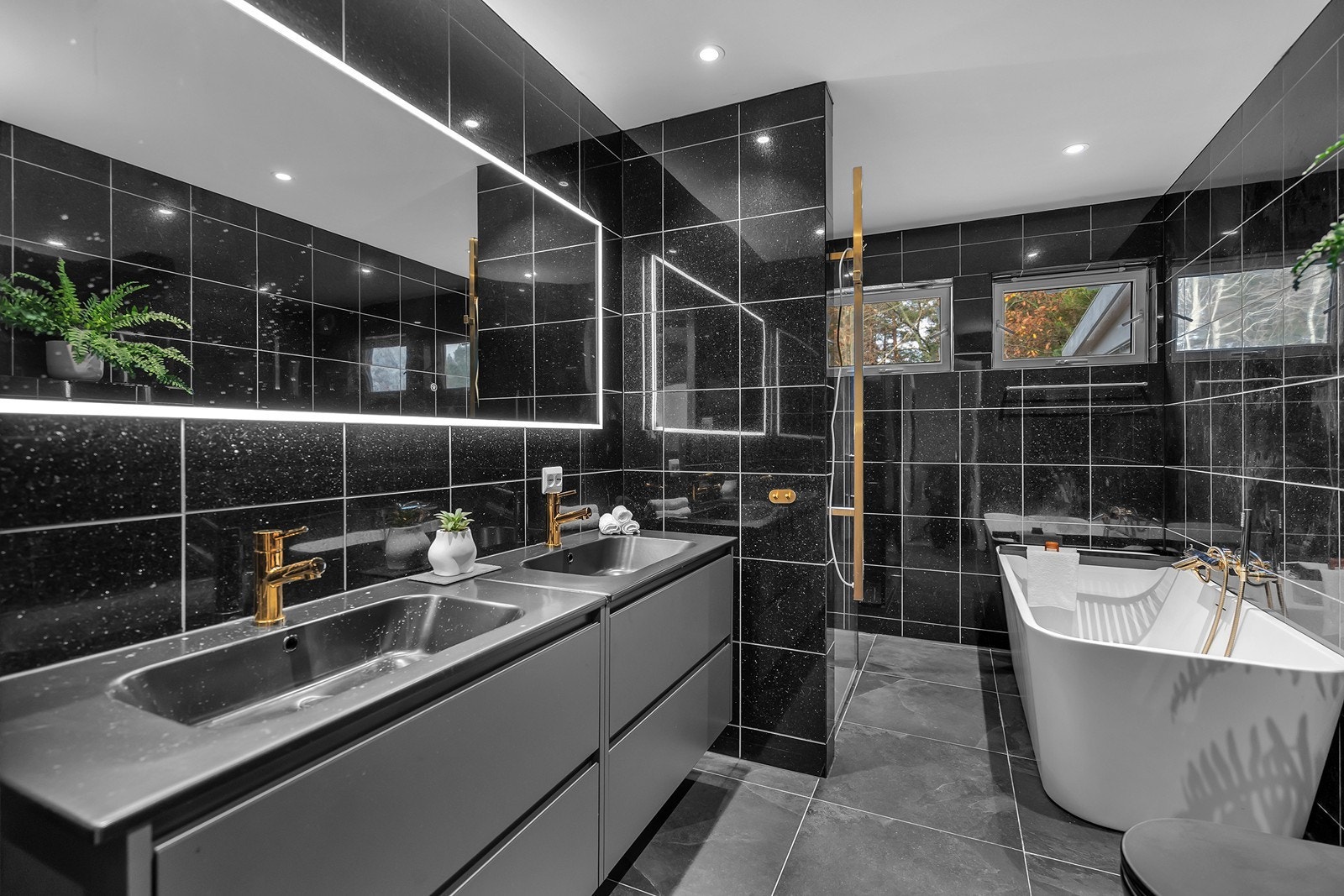 Lekkert bad med toalett, dusjhjørne, badekar og dobbel servant med skuffeløsning. Galleribilde