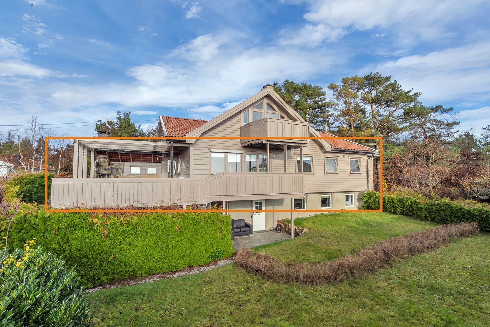 Velkommen til Eineråsen 25! Leiligheten ligger i hovedetasjen og har en stor veranda hvor du kan nyte flotte dager! Galleribilde