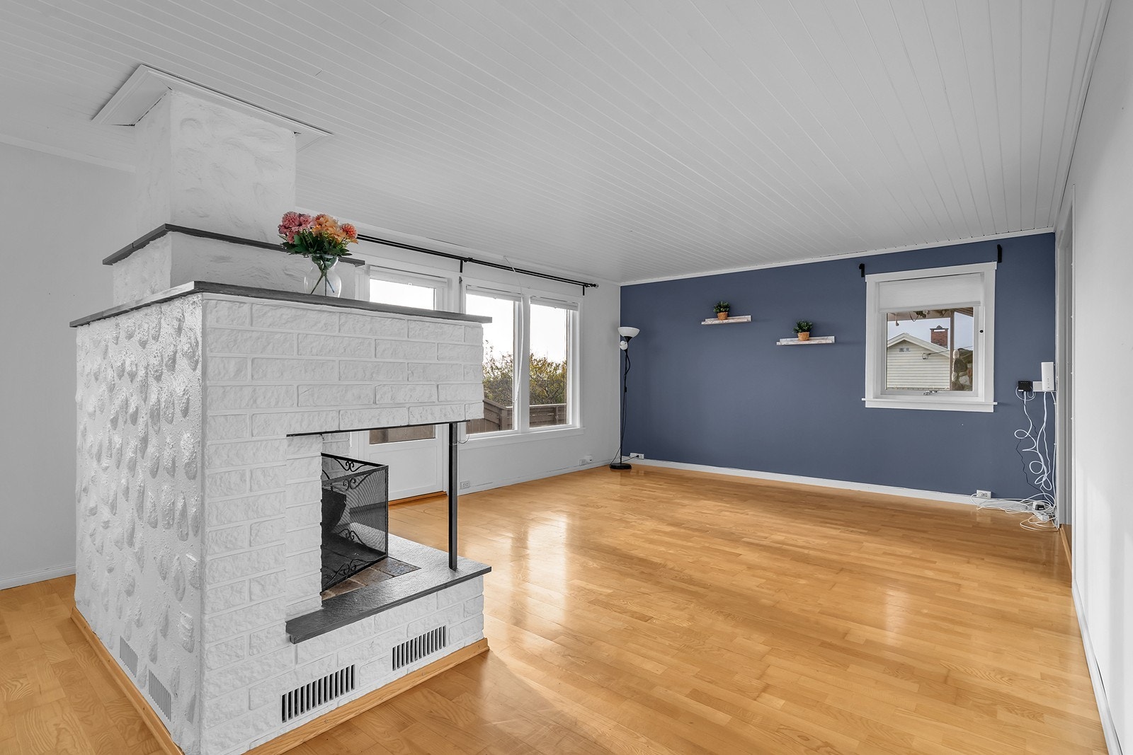 Romslig stue med god plass til sofakrok. Her er også dør ut til veranda. Åpningen til høyre er en utvidelse av stue. Galleribilde