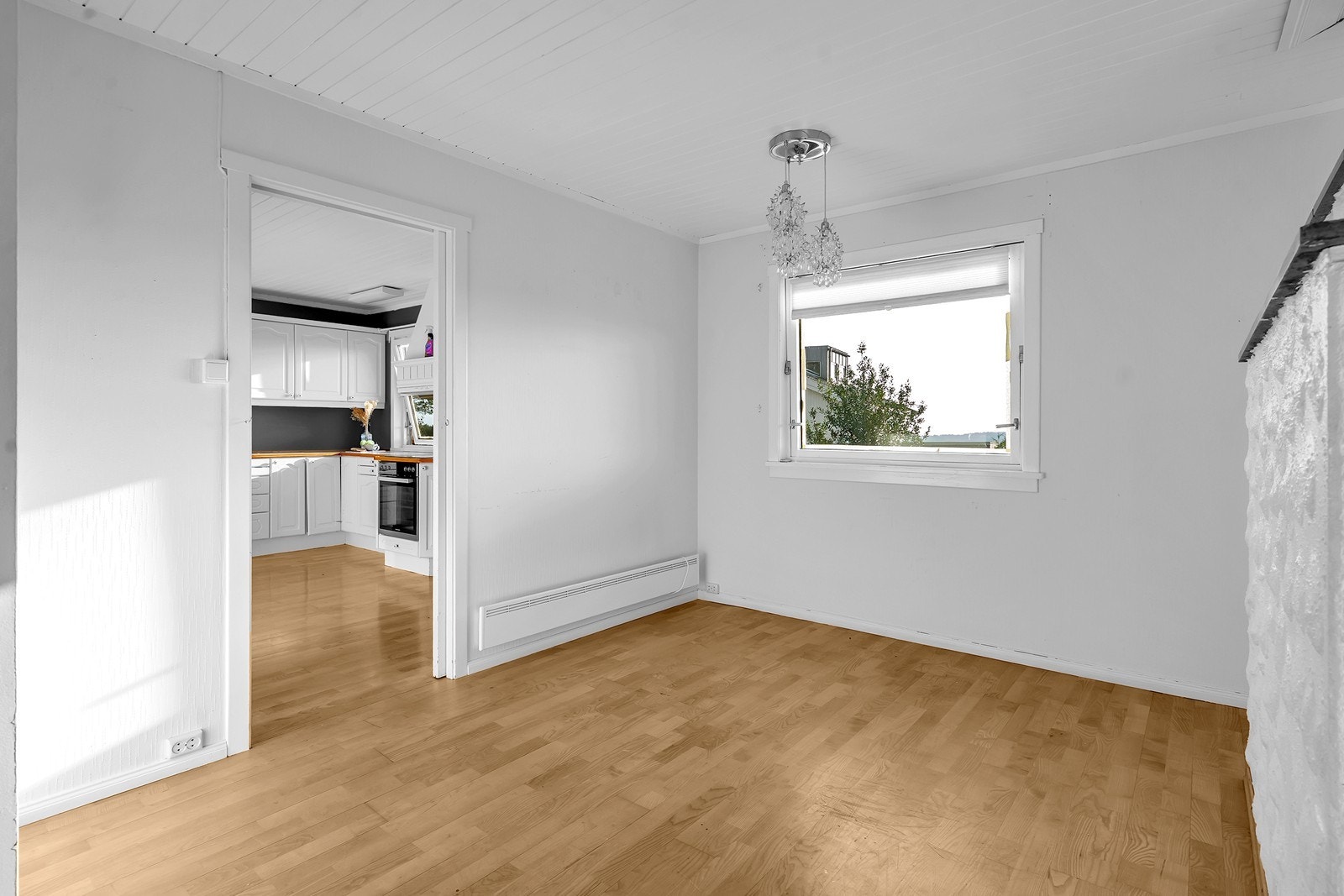 God plass til spisebord like utenfor kjøkken. Galleribilde