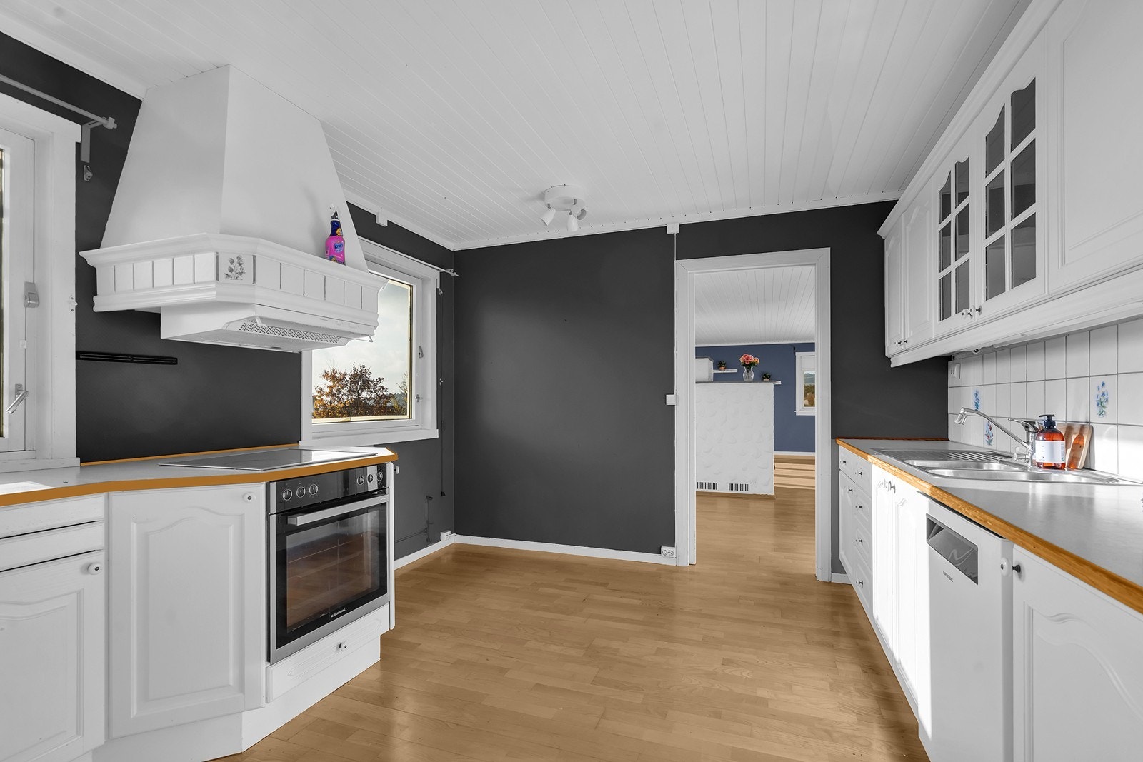 På kjøkkenet er det mulighet til å sette inn spisebord om ønskelig. Galleribilde