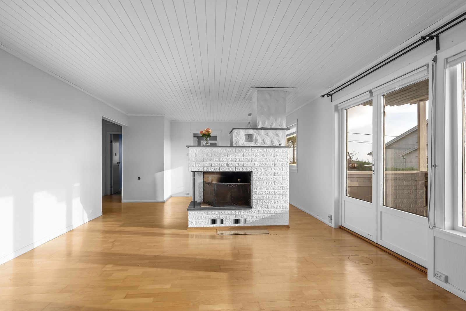 Store vindusflater i stue slipper inn mye naturlig lys. Galleribilde