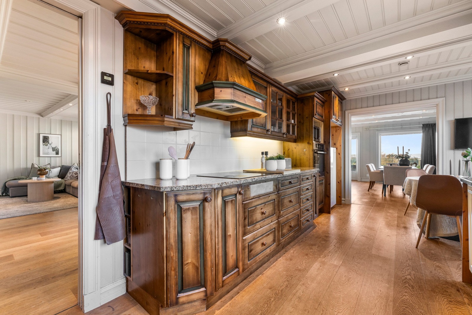 Hvitevarene inkluderer integrert koketopp, stekeovn, mikrobølgeovn og oppvaskmaskin, samt et frittstående kjøle-/fryseskap Galleribilde