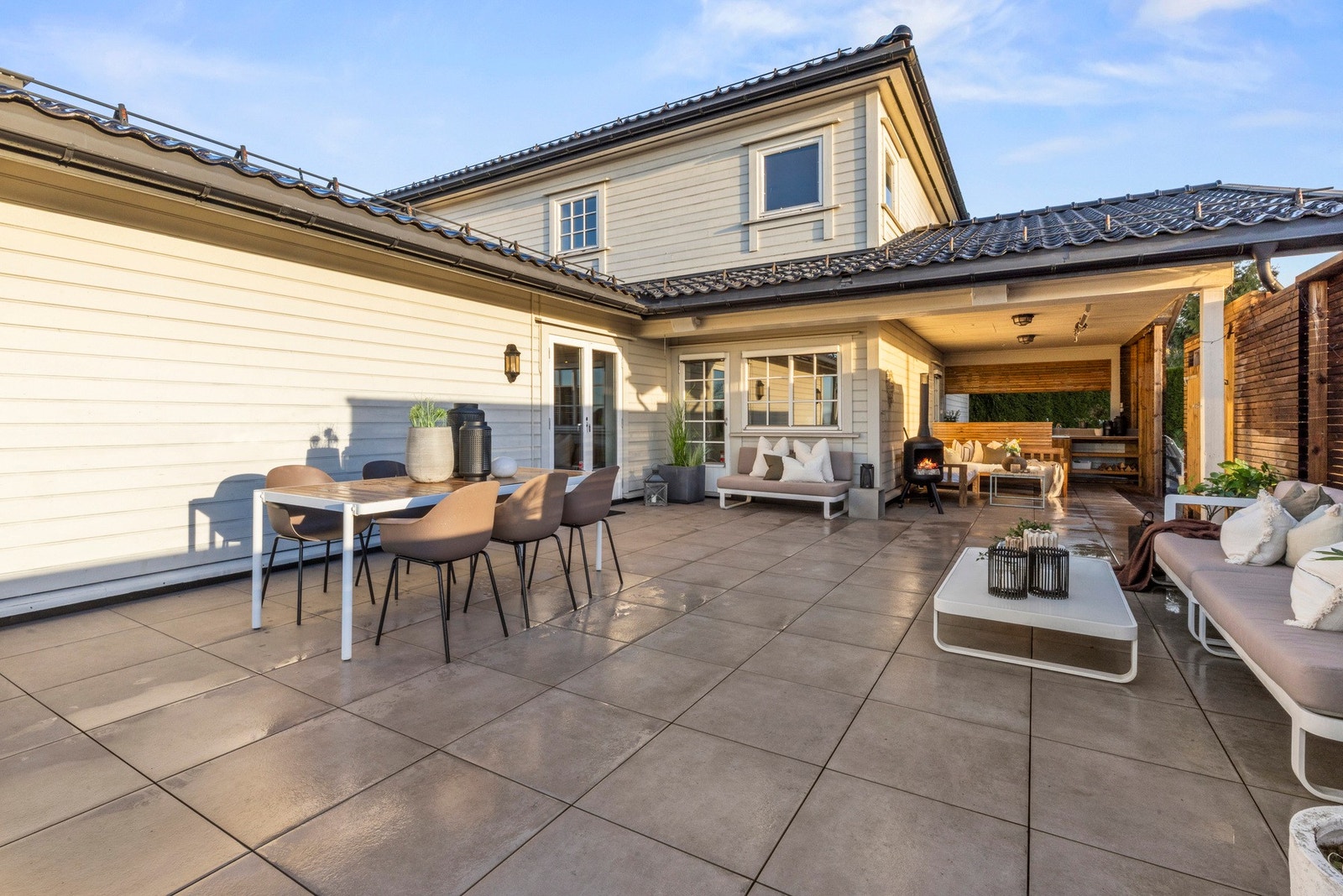 Fra stuen i 1.etasje er det utgang til den sydvestvendte terrassen på hele 100 kvm Galleribilde