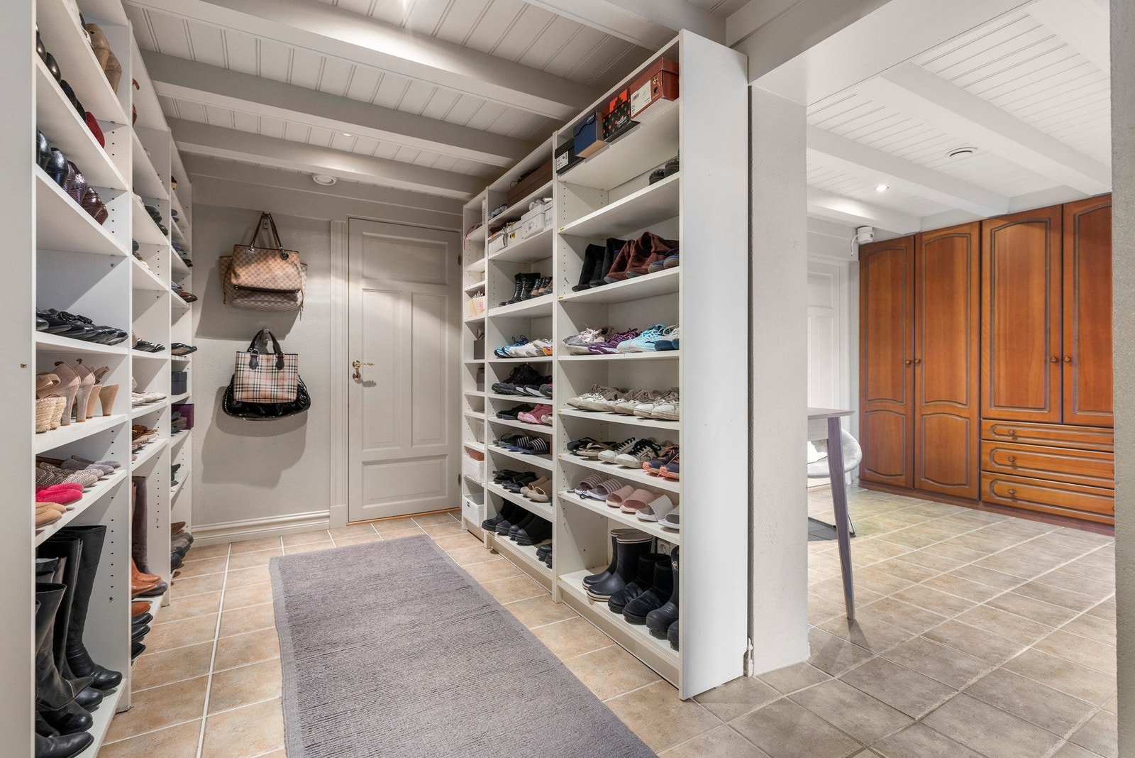 Langs den ene veggen er det et stort garderobeskap, i tillegg til mye garderobeplass i trapperommet rett ved Galleribilde