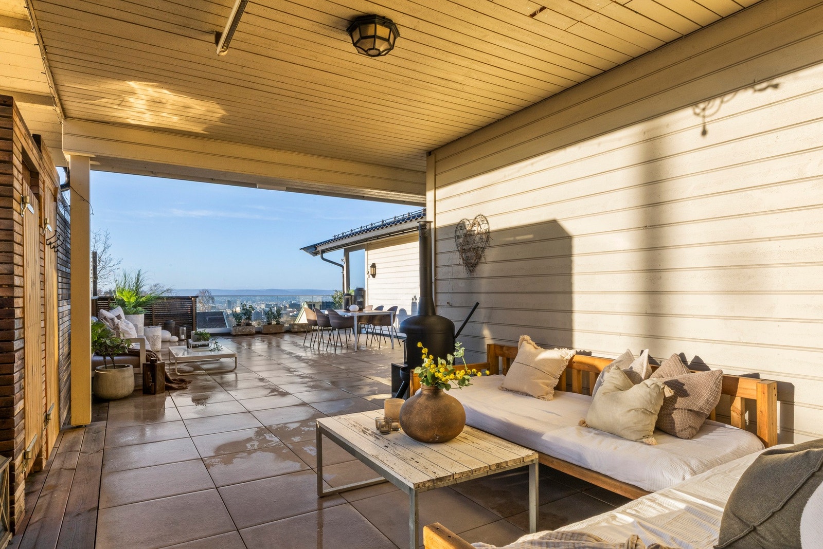 Terrassen har rikelig med plass til loungemøbler, spisebord, grill og annet ønsket møblement Galleribilde