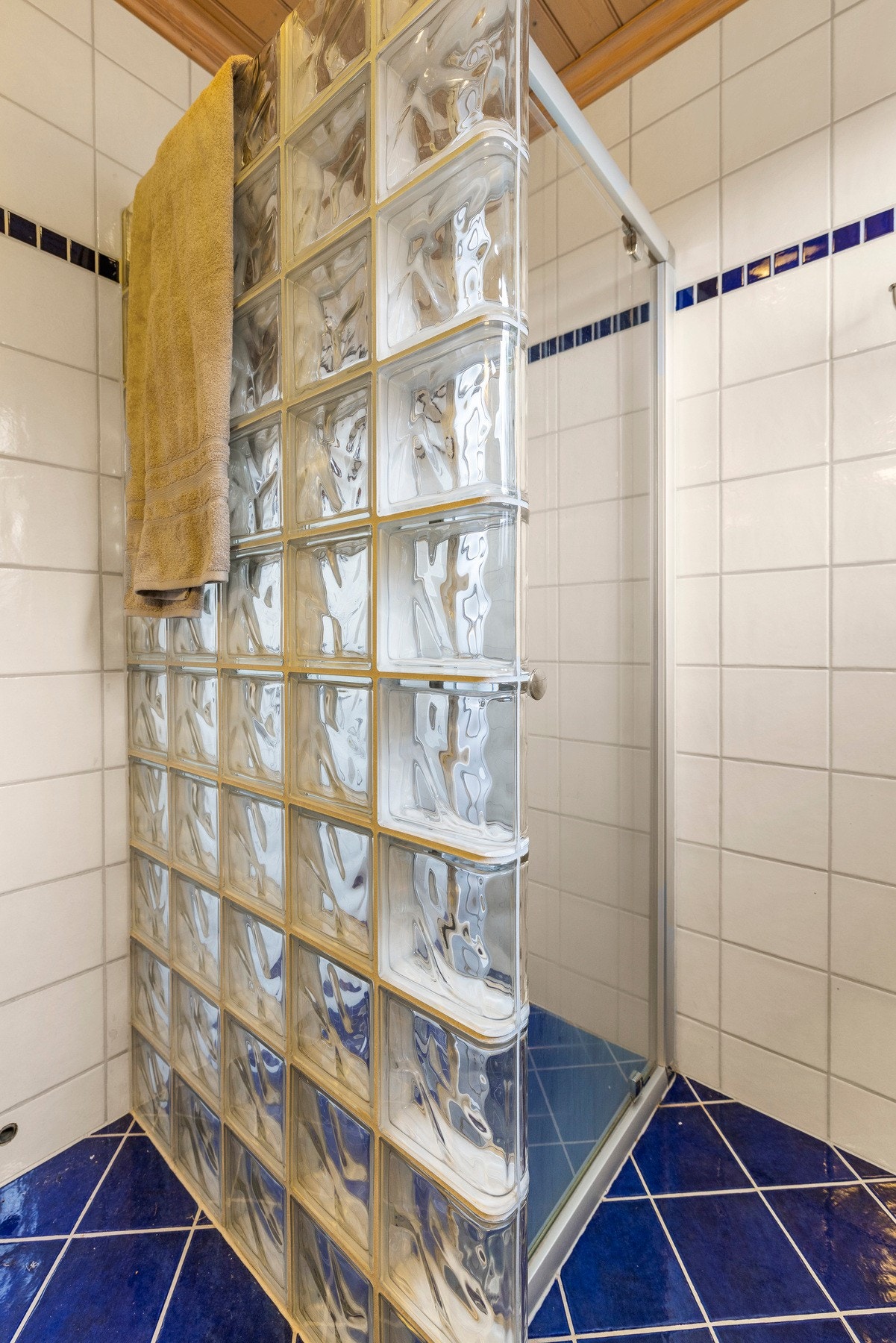 Det er fastmontert dusjvegg av glassbyggerstein Galleribilde