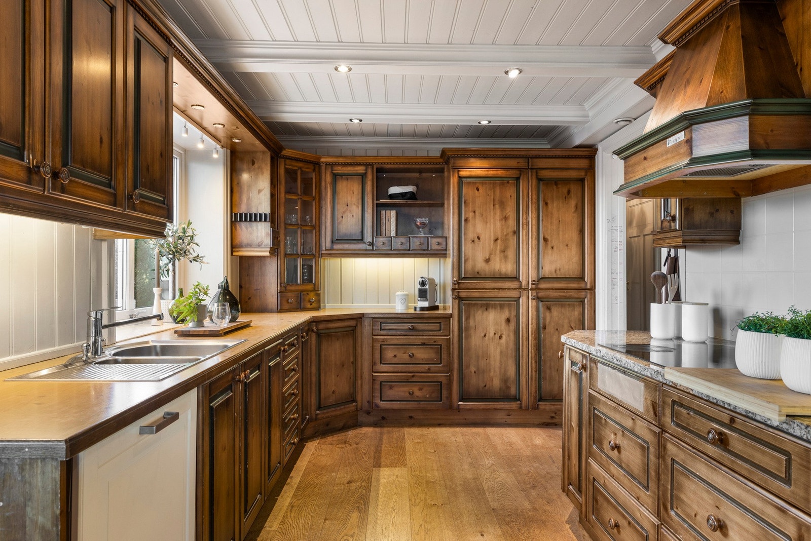 Kjøkkenet har en praktisk layout med profilerte heltre fronter og benkeplate i heltre Galleribilde