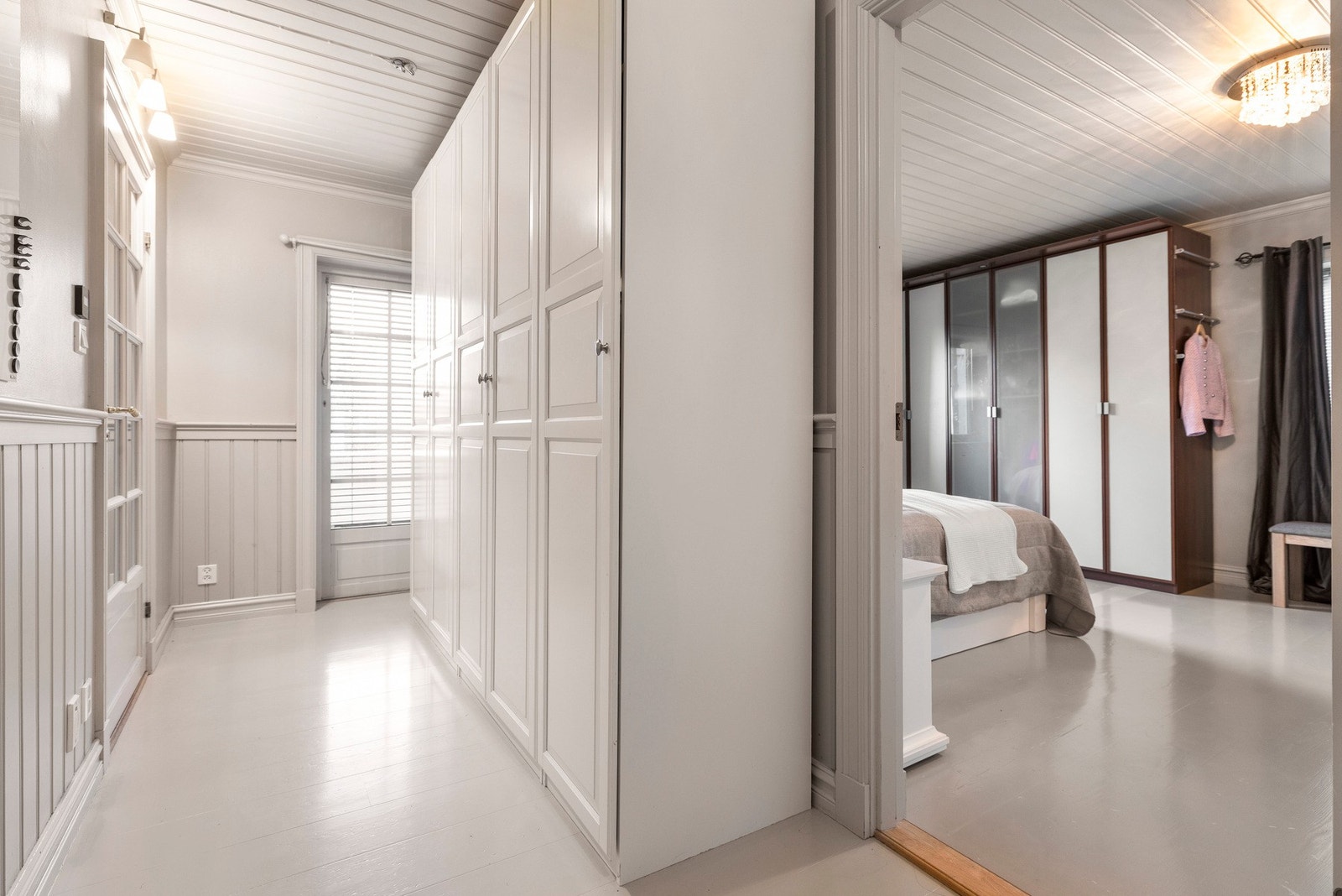 Gang mellom rommene med stort garderobeskap Galleribilde