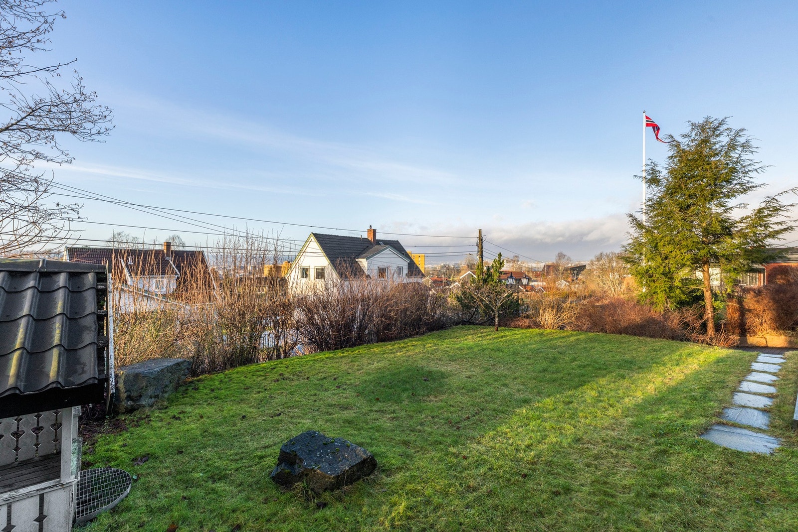 Hagen er meget pent opparbeidet og har rikelig med boltreplass for hele familien Galleribilde