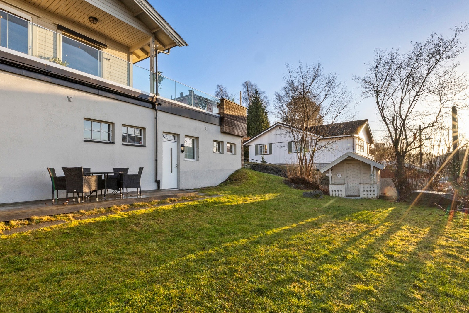 I underetasjen er det etablert en platting på ca. 10 kvm, oppført med trekonstruksjoner Galleribilde