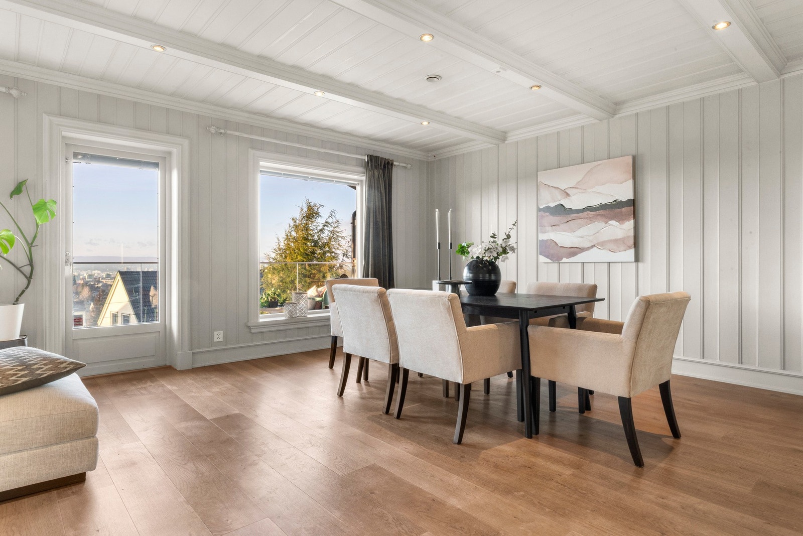 Store vindusflater sørger for gode lysforhold og bidrar til en lys og åpen atmosfære Galleribilde