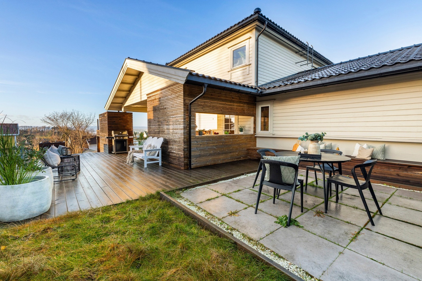 Fra terrassen har du tilgang til utedusjen og en trapp ned til den flotte hagen Galleribilde