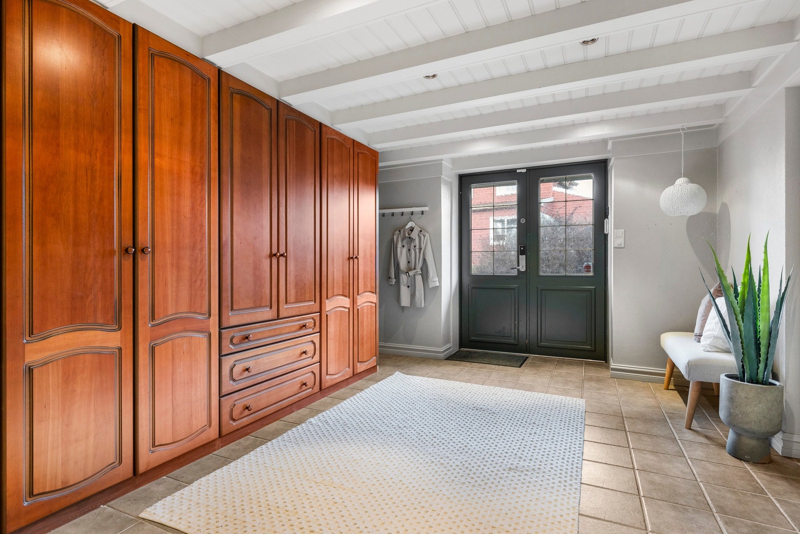 Entreen i underetasjen har en romslig utforming som gir god plass til både oppbevaring og organisering Galleribilde