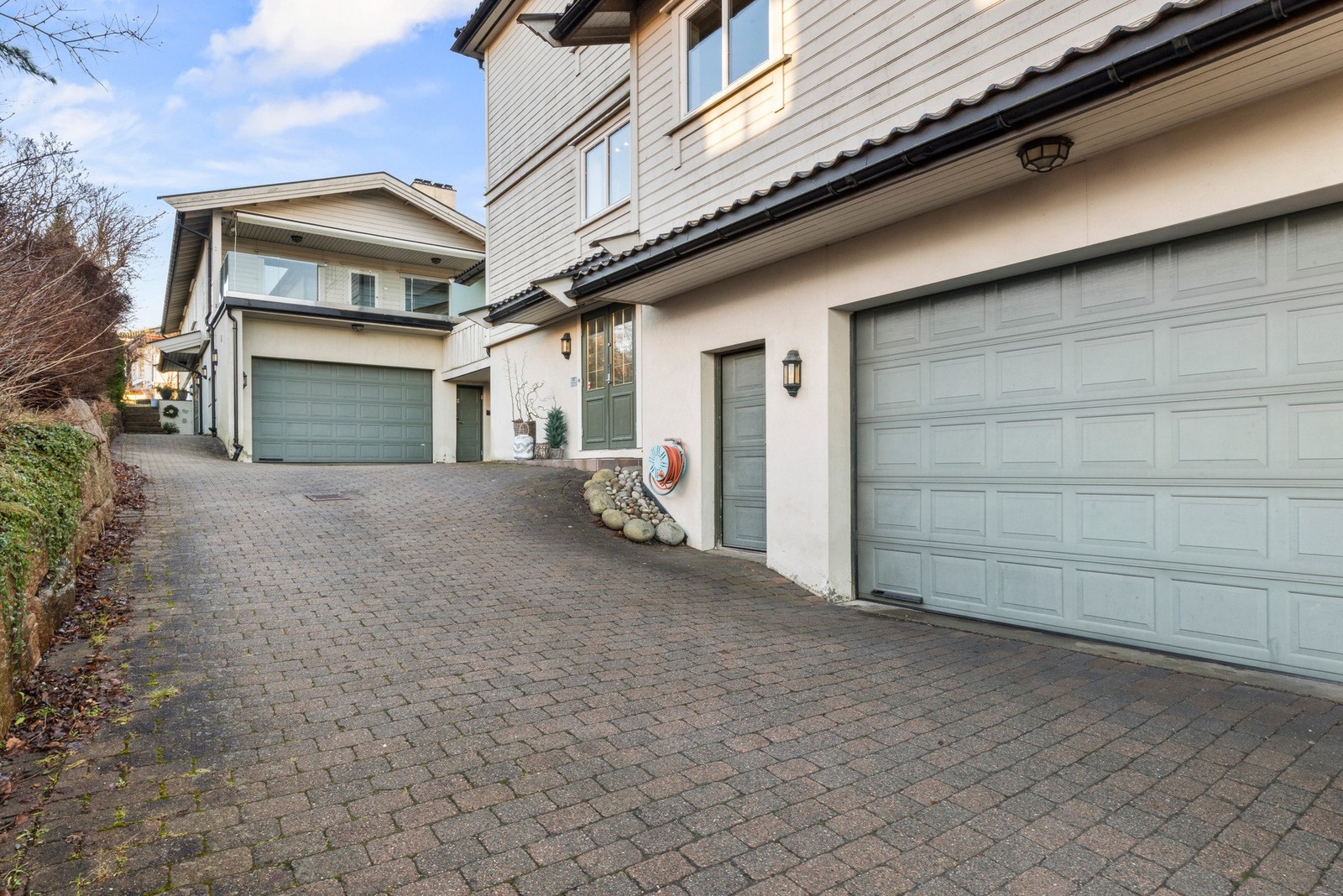 Boligen har en integrert garasje med elbillader på ca. 67 kvm med plass til to biler Galleribilde