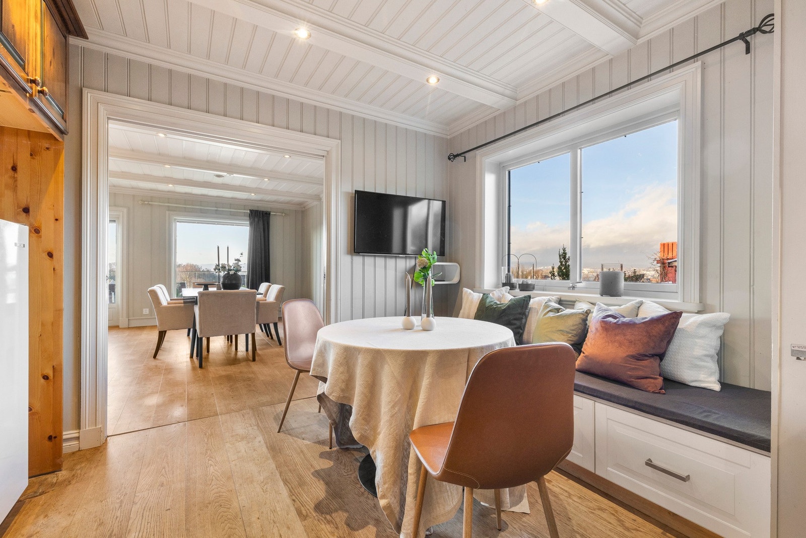 Rommet har plass til et lite spisebord Galleribilde