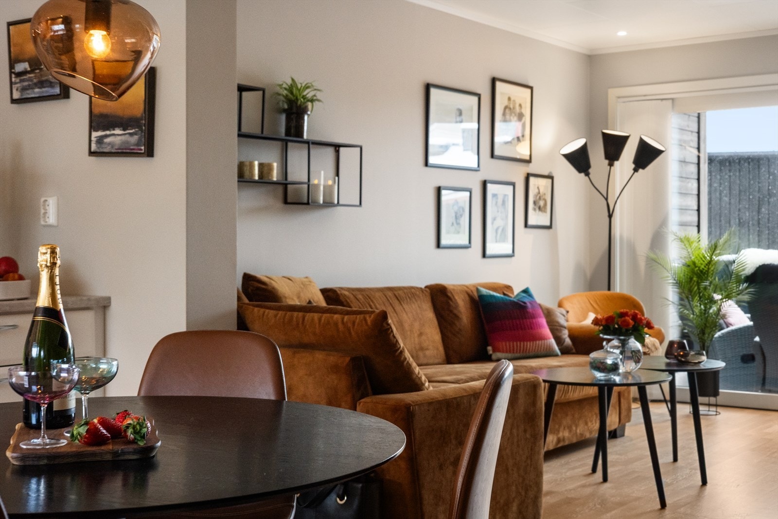 Boligen strekker seg over 3-plan. Stue og kjøkkenet er plassert i midtre del. Glatte, moderne flater med dempede farger. Galleribilde