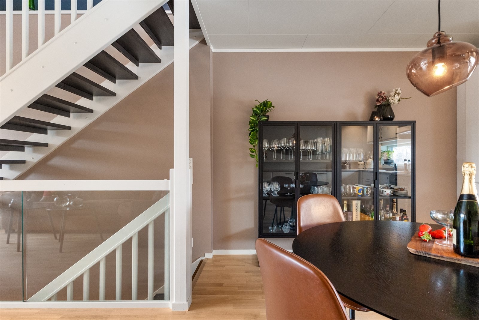 Spiseplass i kjøkkensone. Galleribilde