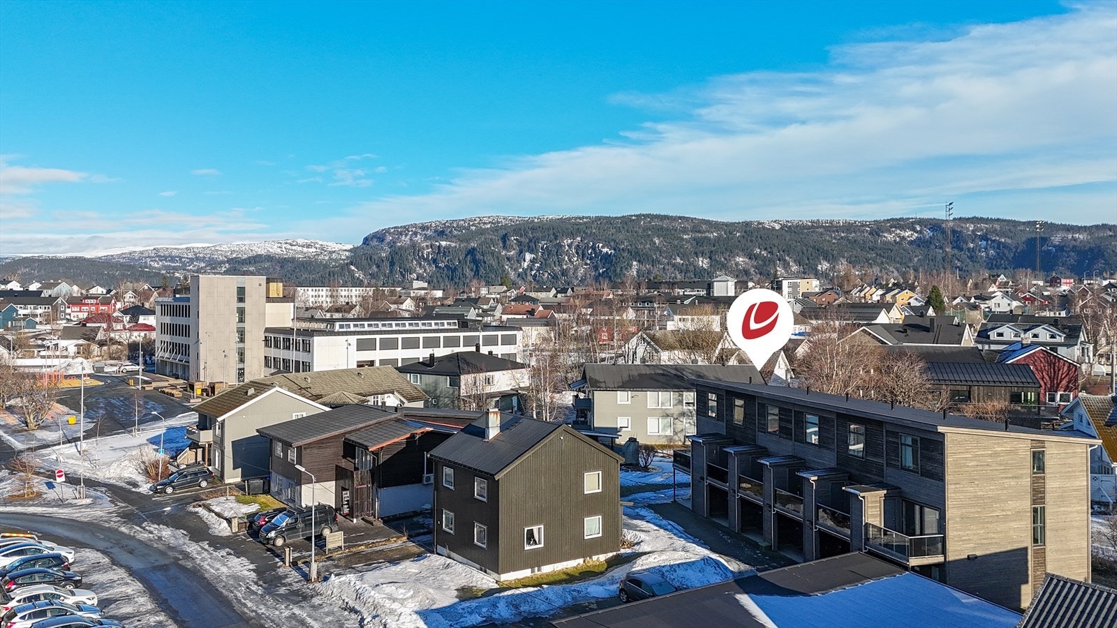 Eiendomsmegler Norge v/Tomi Christian Johansen, presenterer her ett rålekkert rekkehus bygd 2019, beliggende sentralt, men likefullt skjermet til. Galleribilde