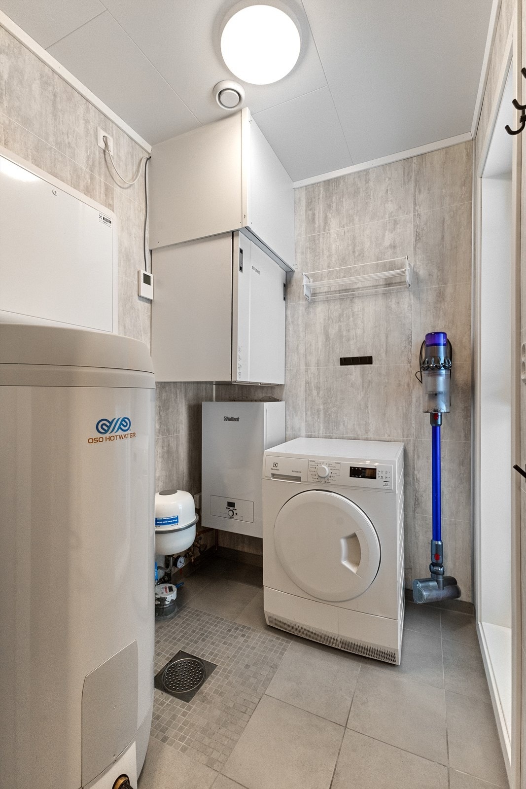 Vaskerom/teknisk rom rett ved inngangspartiet. Balansert ventilasjon, stor vv-bereder og skap til rør-i-rør befinner seg blant annet her. Galleribilde