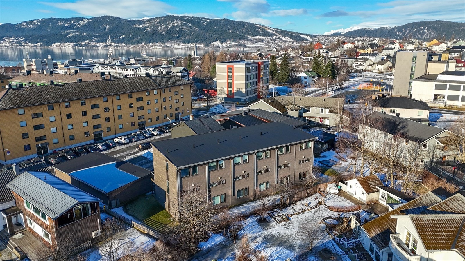 Mot rekkehusene og området. Svært praktisk plass å bo med nærhet til "alt" Galleribilde