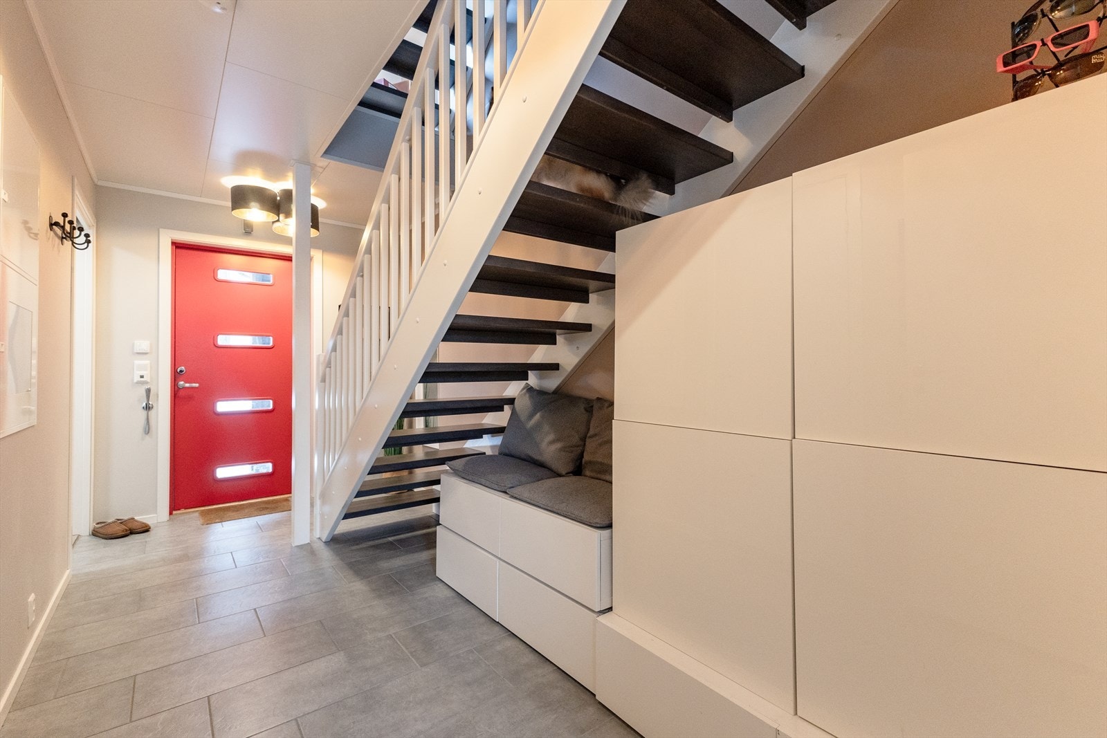 Gang/hall i 1.etg. Flislagt og med gulvvarme. Galleribilde