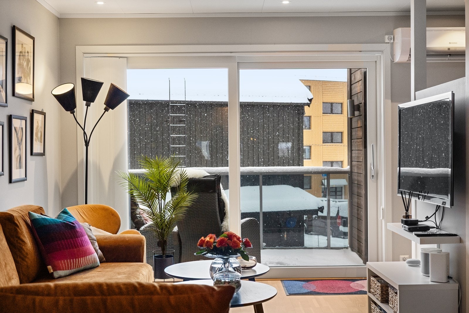 Mot hev/skyvedør og varmepumpen kan sees til høyre på bildet. Det er en bod i tilknytning terrassen. Galleribilde