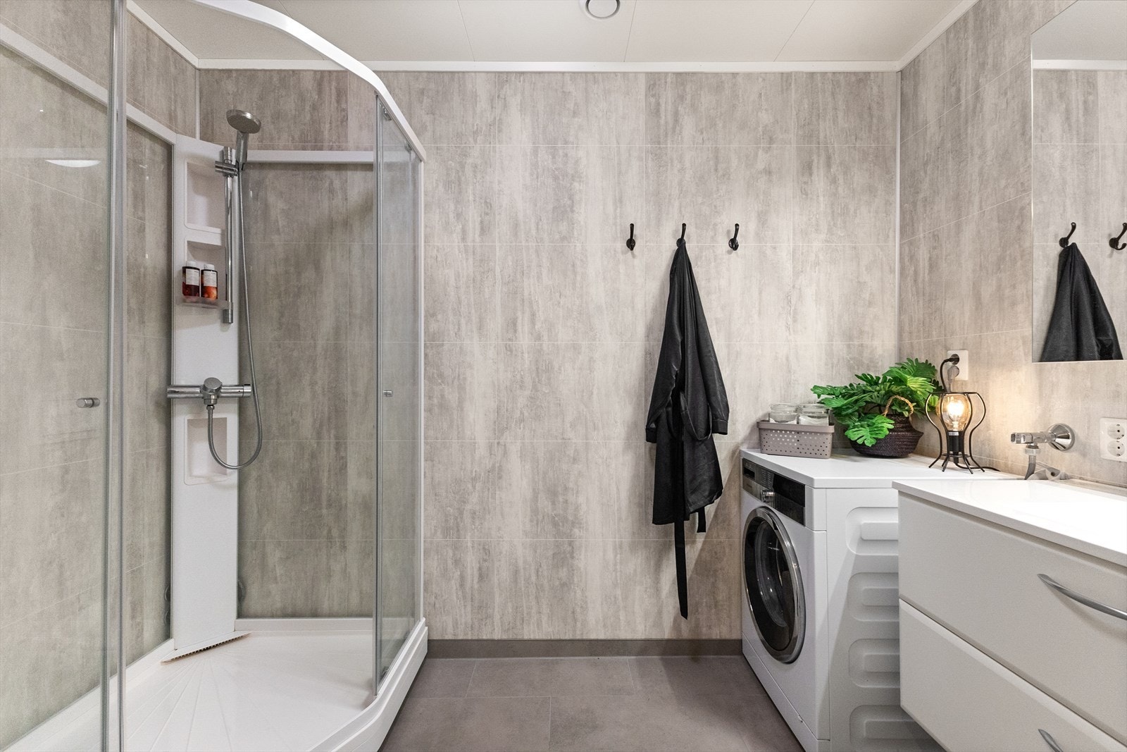 Hovedbad i 1.etg. Dette ligger vegg-i-vegg med vaskerom/teknisk rom. Opplegg for vaskemaskin/tørktrommel også her. Tidriktige farger og flislagt gulv med varmekabler. Galleribilde