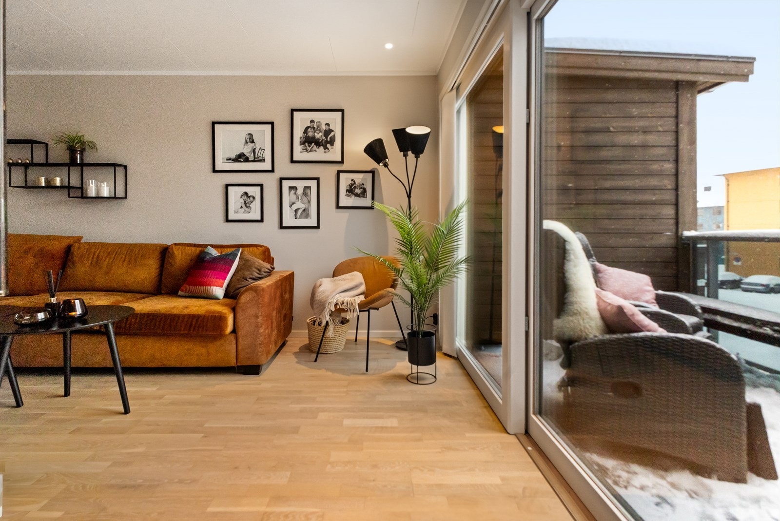 Stor hev/skyvdør ut til terrasse. Galleribilde