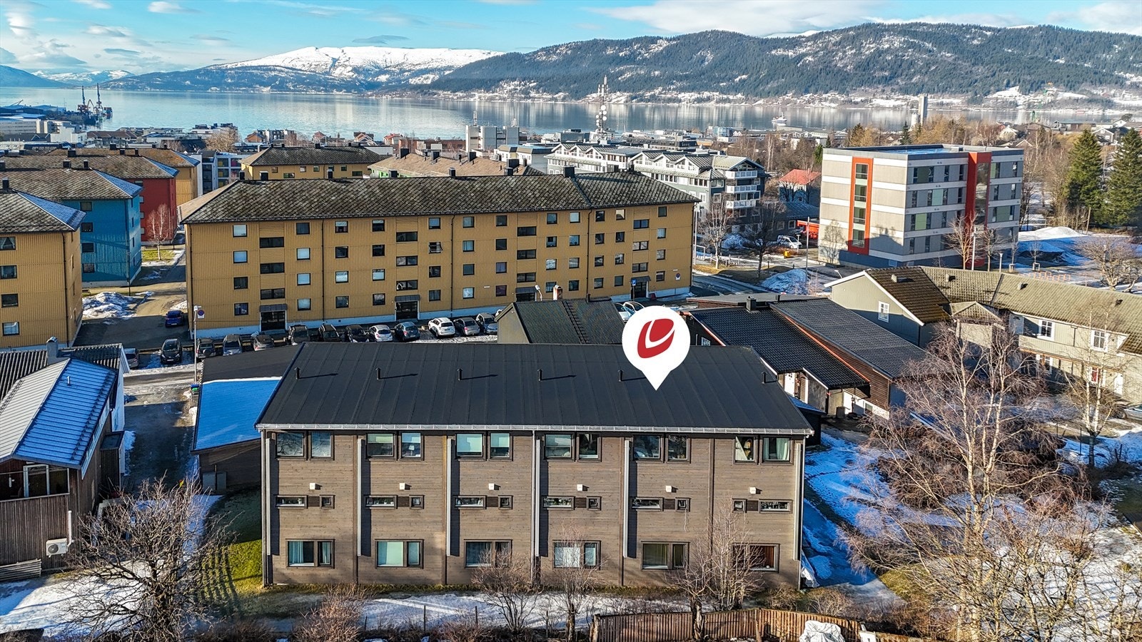 Sentralt, men stille og rolig villabebyggelse. 5 minutt i gåavstand til sentrum. Nærhet til barnehage og skole. Ingen gjennomgangstrafikk . Galleribilde