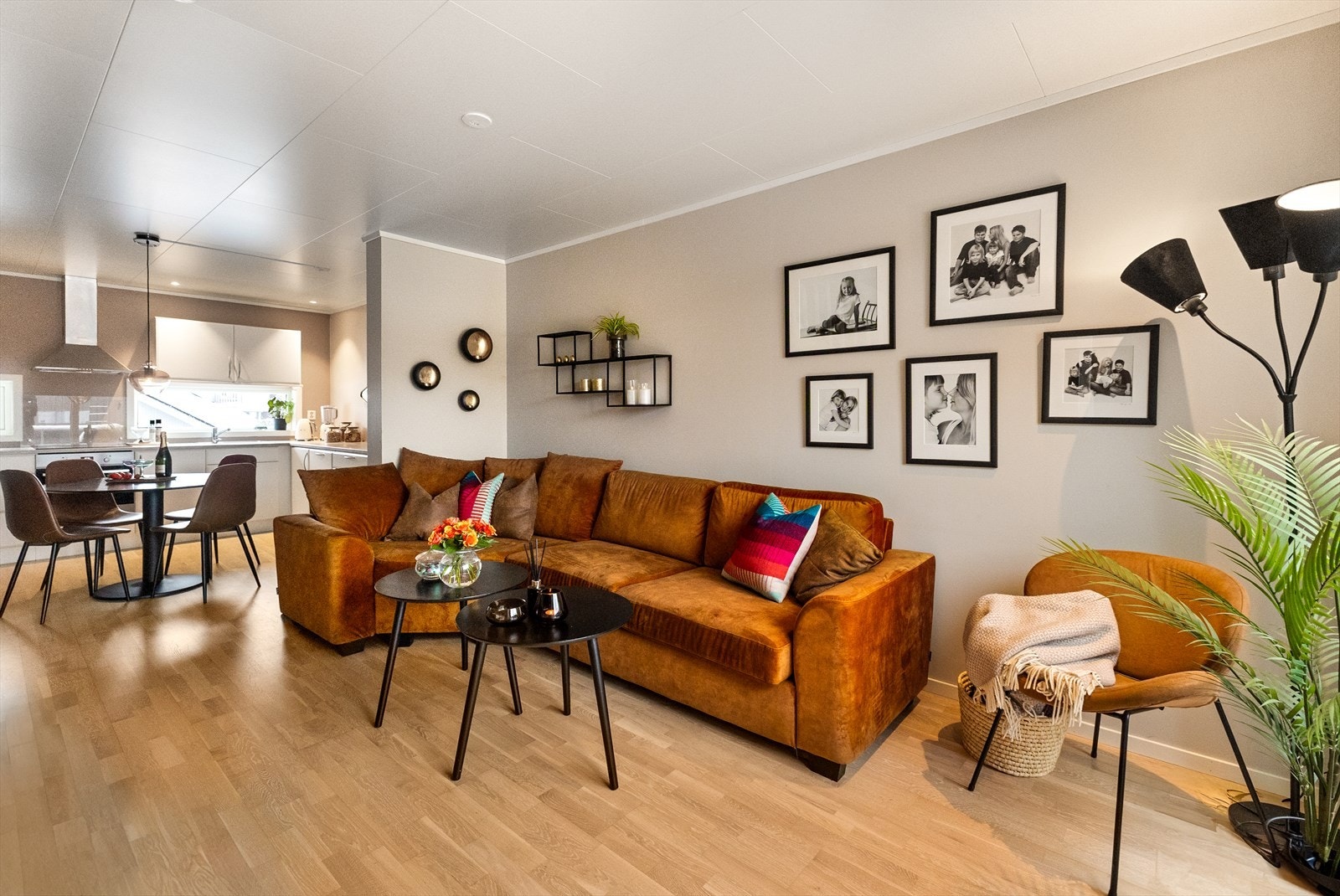 Fra stue mot kjøkkenet. Downlights i himling. Galleribilde