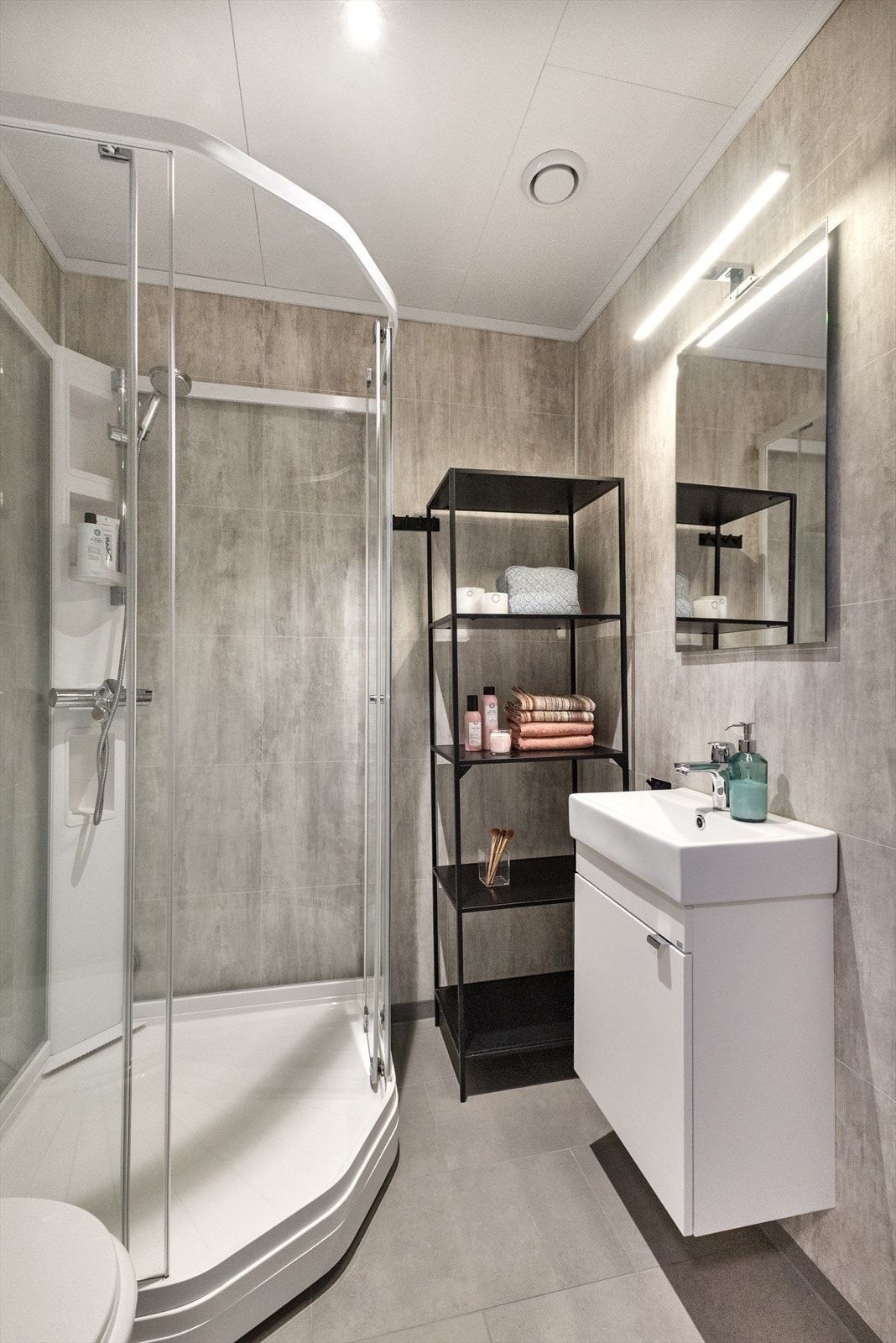 Bad i 3.etg. Lik standard som på hovedbadet. Galleribilde