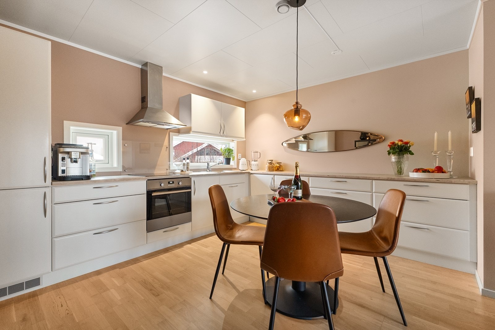 Kjøkkenet er påkostet/utvidet av selger med ekstra kjøkken/benkeplass. Hvitevarer medfølger selvsagt. Galleribilde