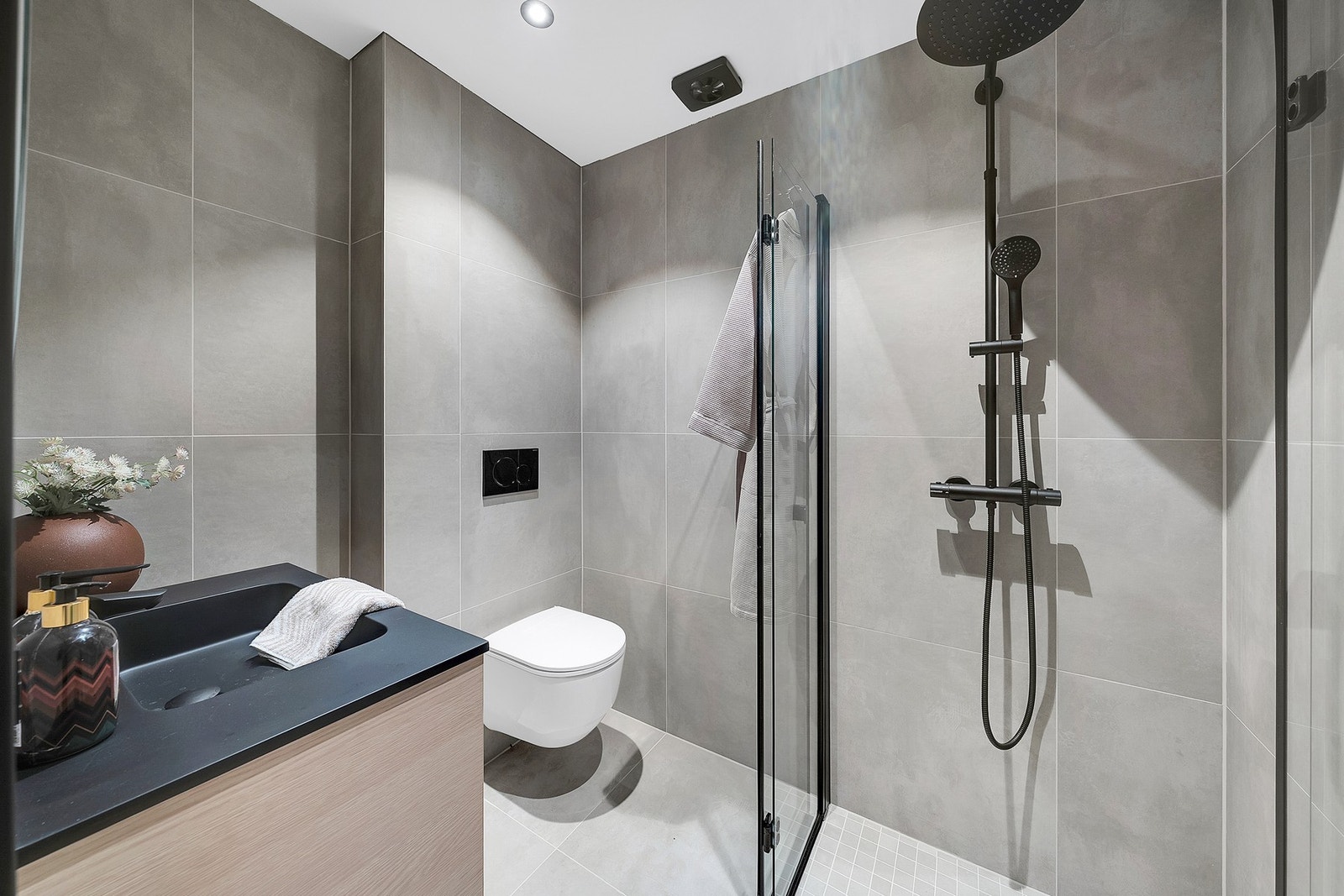 Lekkert bad med 60x60 flis og lun gulvvarme. Galleribilde