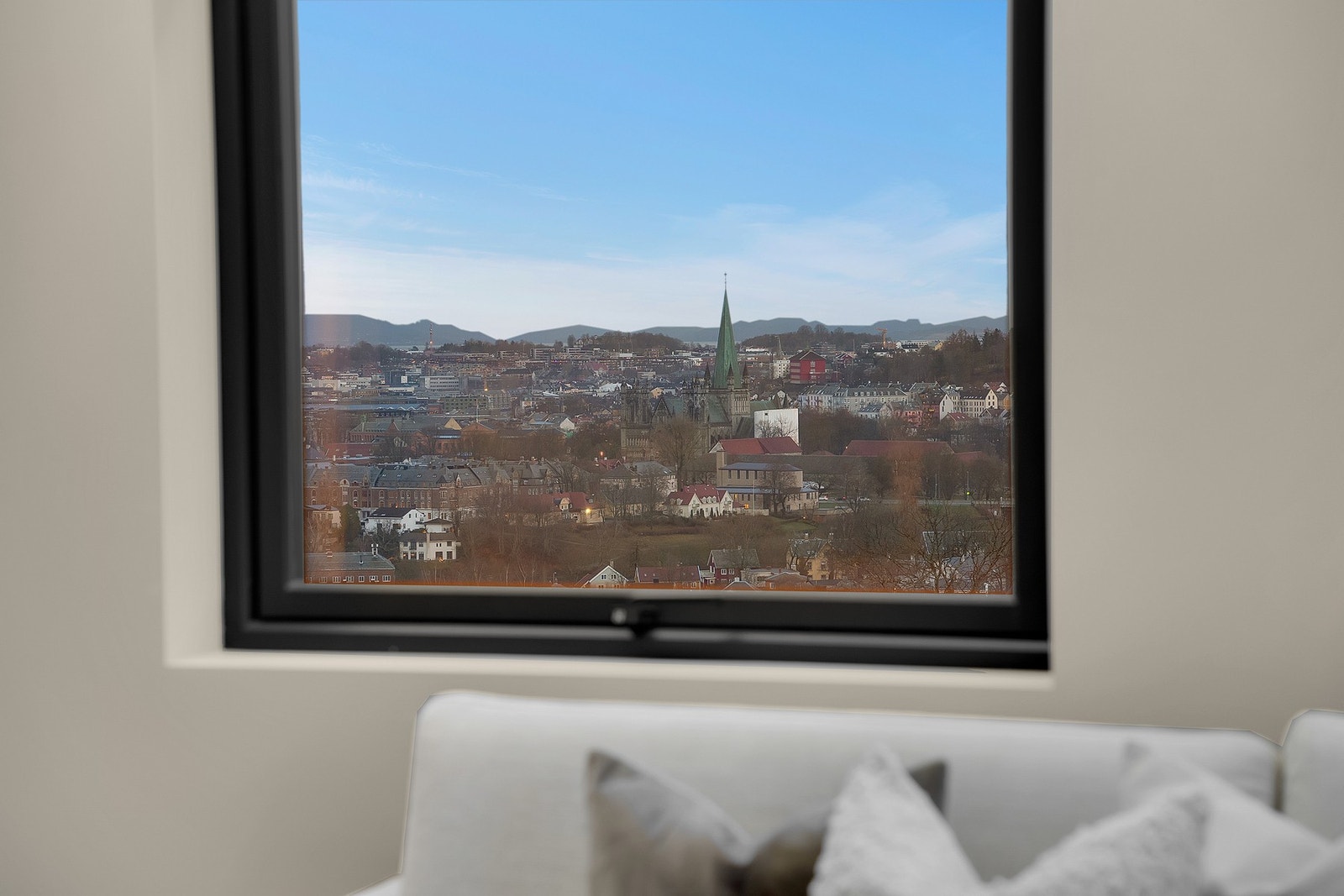 Fra sofakroken ser du fjorden og flere av byens severdigheter. Galleribilde