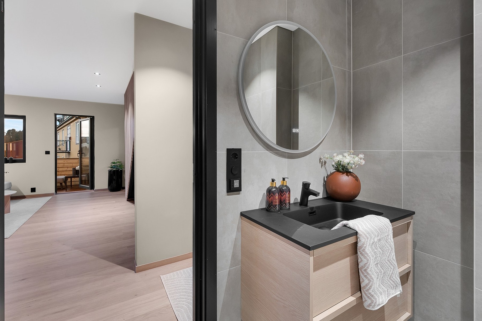 Baderomsinnredningen er moderne, og det er også montert speil med lys og antiduggfunksjon. Galleribilde