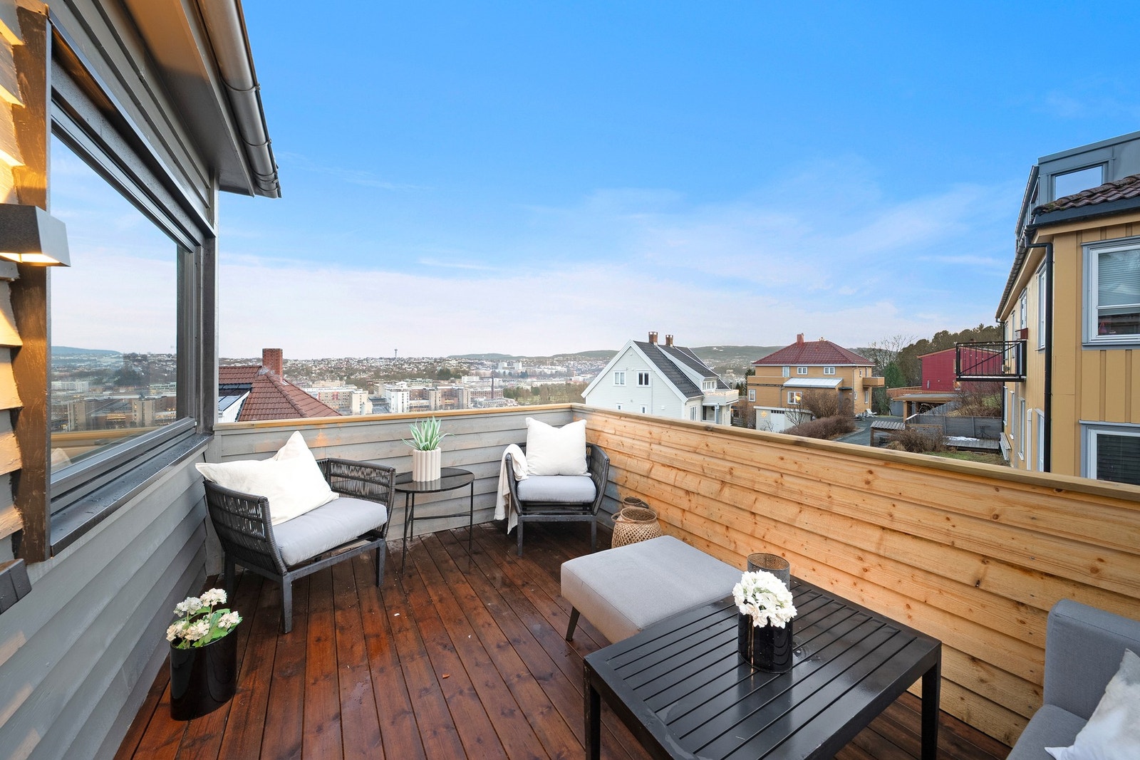 Fra stuen er det utgang til en romslig balkong med sørvendt beliggenhet. Utvendig maling er betalt og vil gjennomføres ved tørre værforhold. Galleribilde