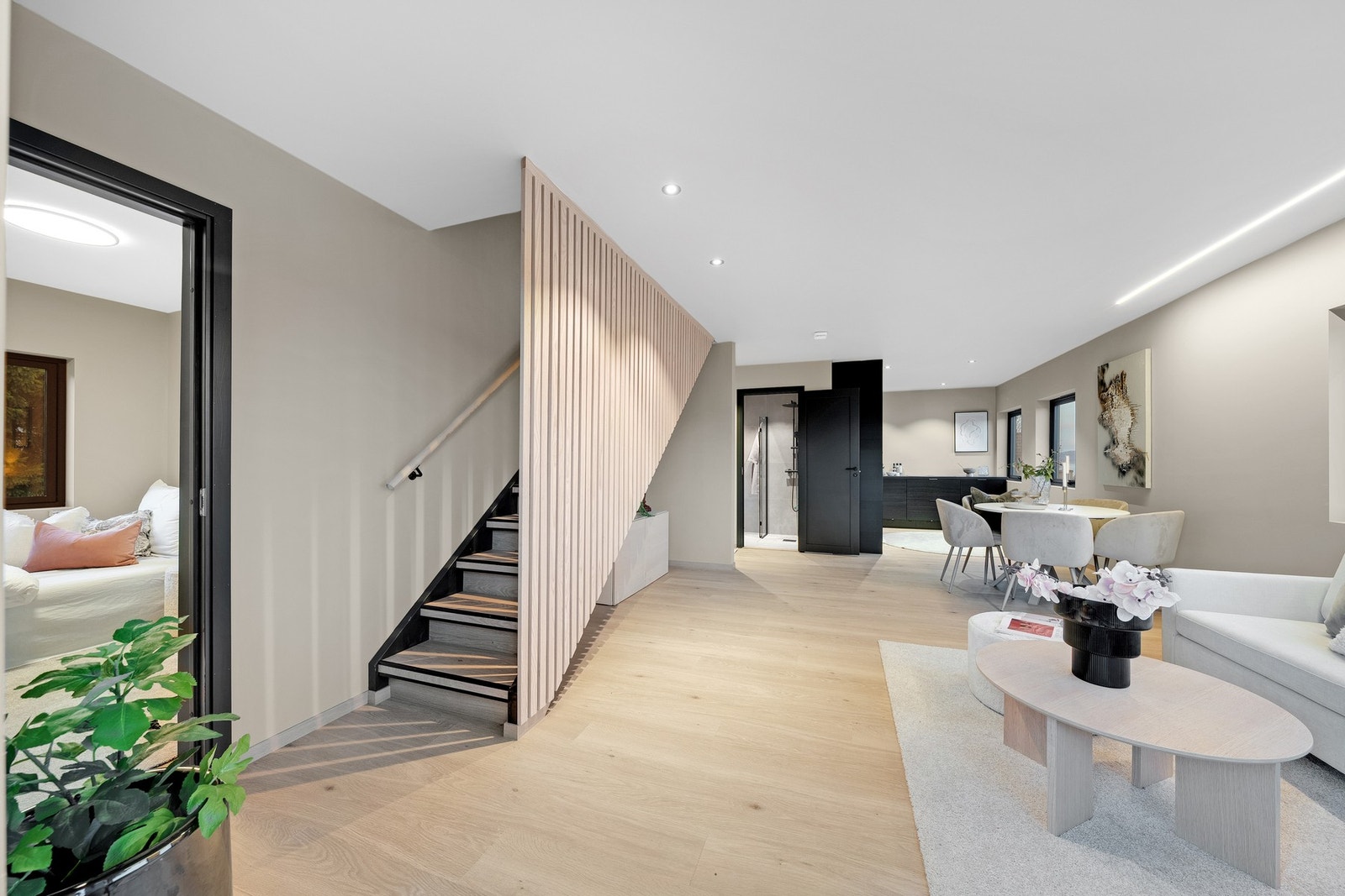 Dette er en 3-roms leilighet som går over to plan - 2. etasje og loft. Galleribilde