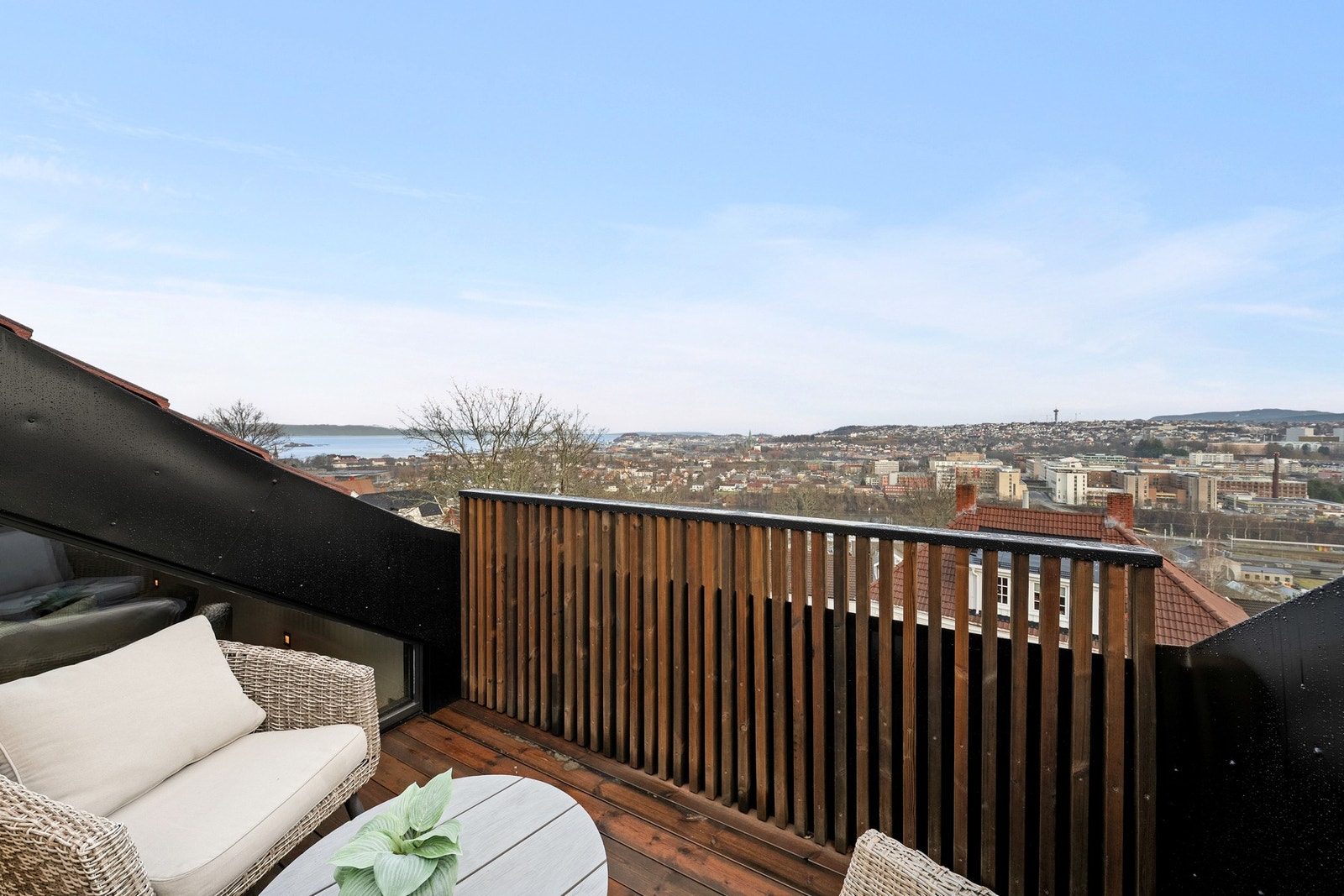 Her kan du nyte morgen- og formiddagssolen helt uten innsyn fra naboer. Galleribilde