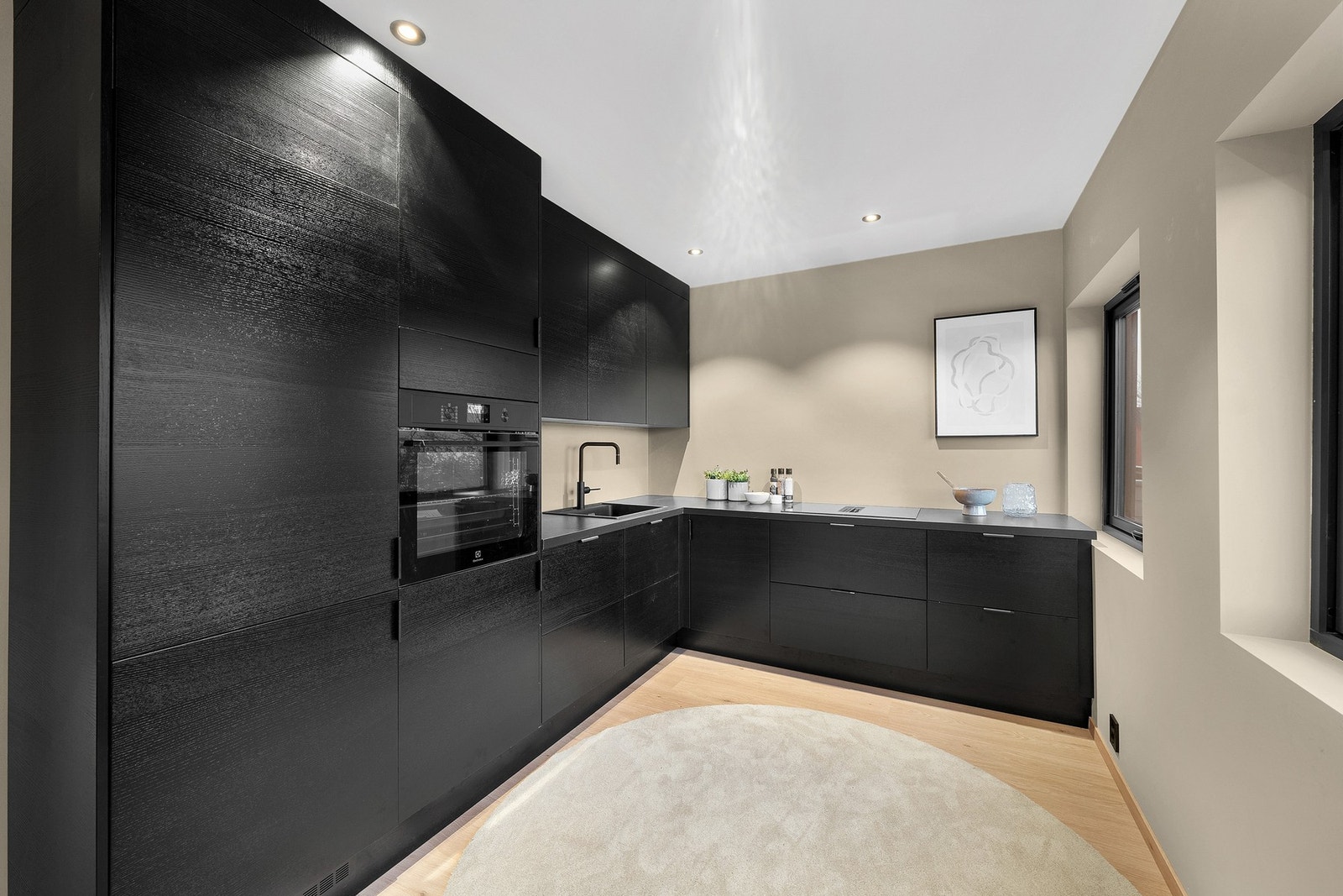 Kjøkkenet er romslig og funksjonelt utformet, og integrerte hvitevarer består av kjøl-/fryseskap, oppvaskmaskin, platetopp og stekeovn i praktisk høyde. Galleribilde