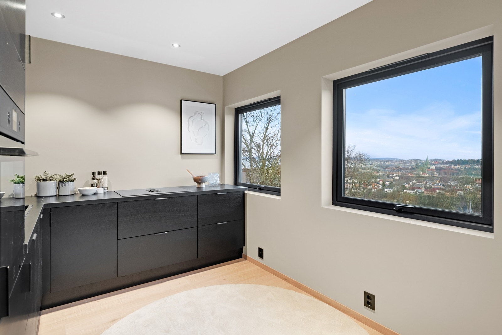 I 2. etasje bor du med luftig beliggenhet og vidstrakt utsikt over Trondheim. Galleribilde