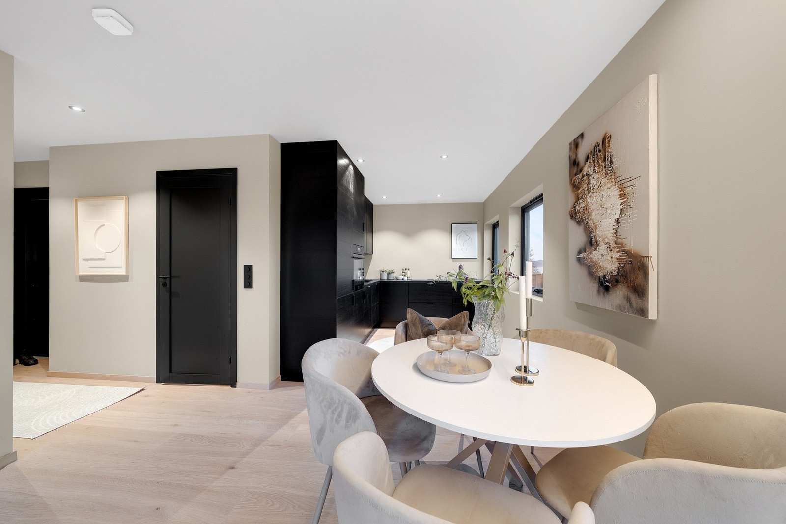 Leilighetens hovedetasje består av en åpen og sosial stue-/kjøkkenløsning med flere vinduer vendt mot byen. Galleribilde