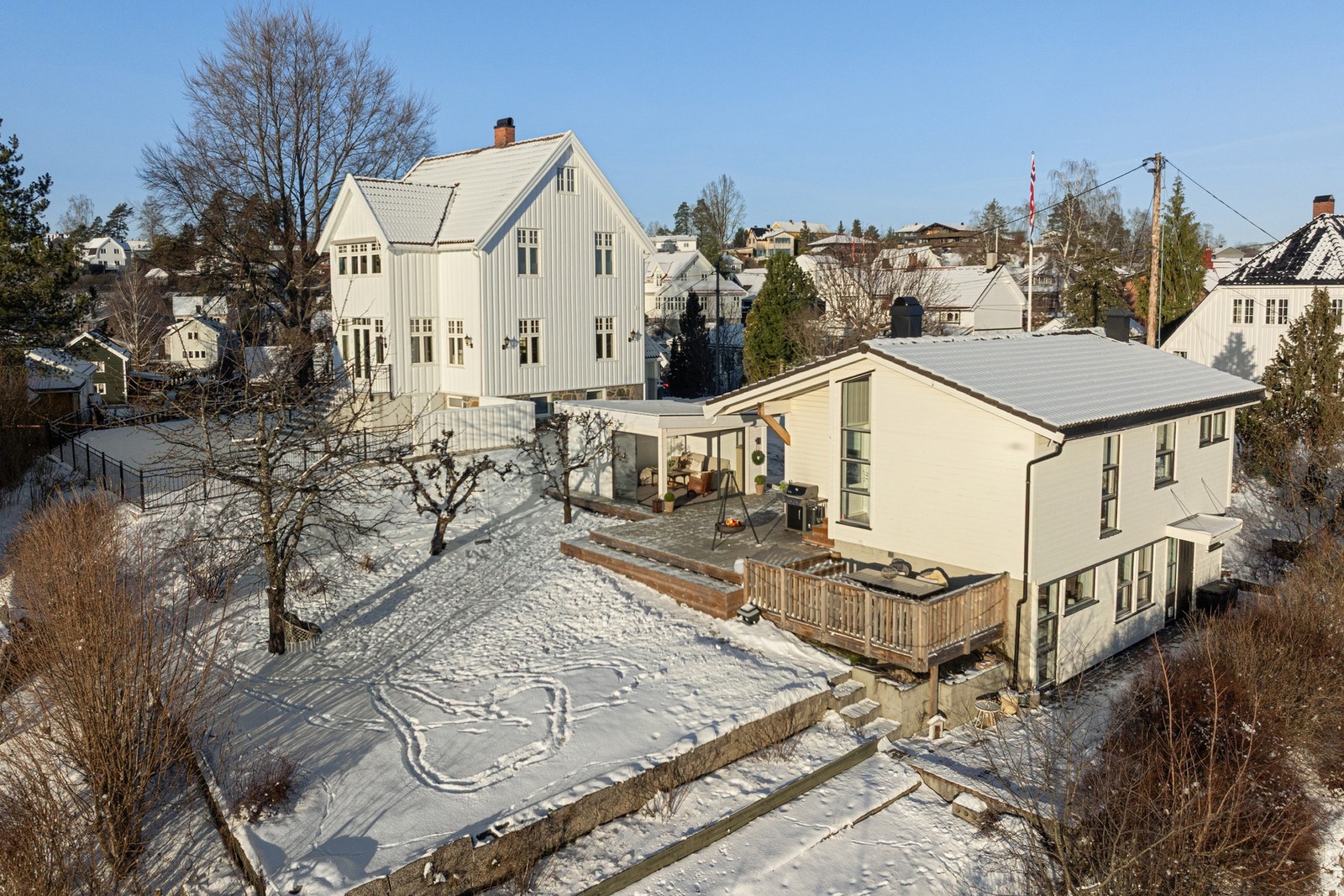 Koselig enebolig med solrik tomt, flott utsikt og gode solforhold Galleribilde