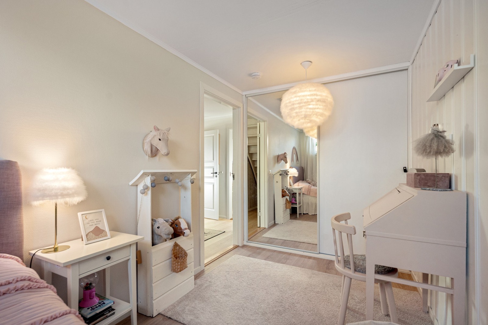 Rom innredet med skyvedørsgarderobe Galleribilde