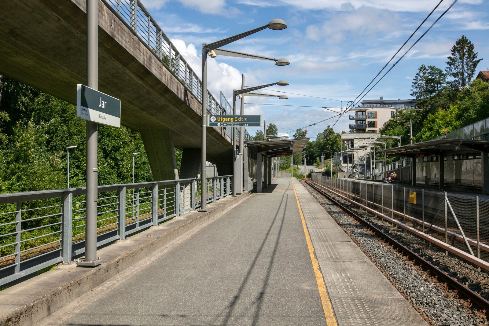 T-banen fra Jar ligger 5 minutters gange fra boligen og tar deg til Majorstuen på ca 15 minutter Galleribilde