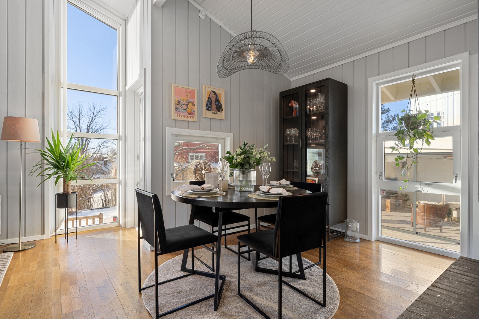 Fra spisestuedelen er det utgang til terrasseområde Galleribilde